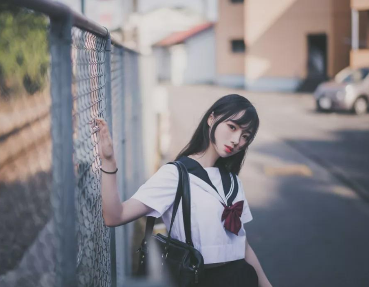 美女撕衣服手机版_脱美女衣服游戏手机版_慢慢脱她的衣服手机版