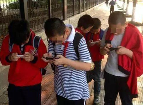 学生沉迷游戏的危害有哪些_学生玩手机沉迷游戏的危害_学生沉迷游戏沉迷手机怎么办