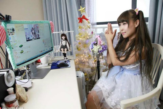 小孩玩手机的视频_小女孩玩游戏的视频_小女孩儿玩手机游戏视频