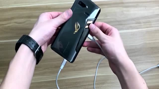 游戏手机充电口_手机充电的游戏_手机玩游戏充电口应该放在哪边