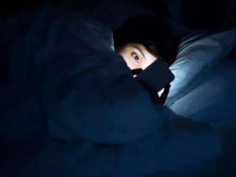 男生打游戏手机_男生通宵打游戏_晚上可以玩手机游戏吗男生