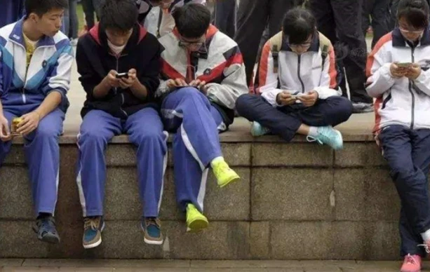和同学玩的手机游戏_同学手机们做游戏用什么软件_同学们用手机做游戏