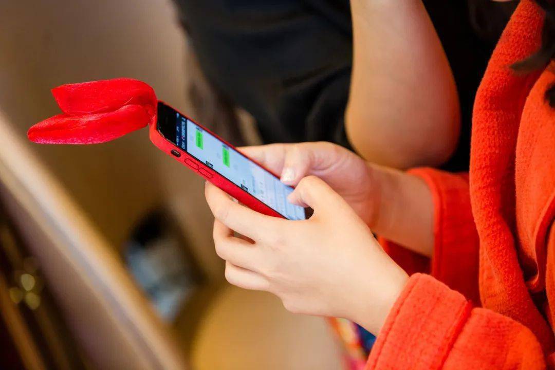 中小学生玩手机游戏_一群小学生在手机上玩游戏_小学生玩手机游戏犯法吗