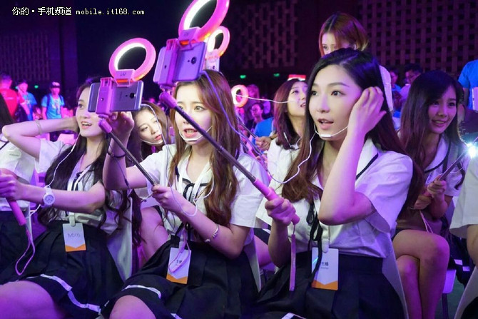 手机直播台游戏需要什么软件_手机直播台游戏需要什么设备_手机直播游戏需要几台手机