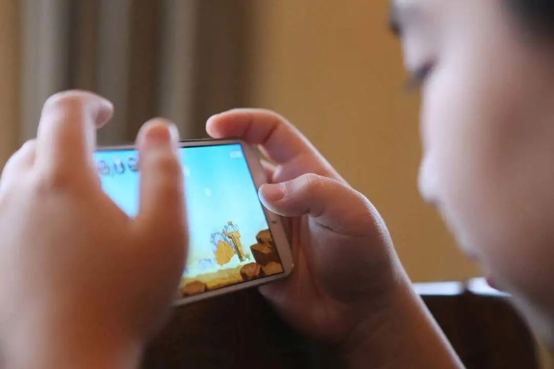 多大小孩可以玩手机_小孩多大能开手机玩游戏_多大可以玩手机