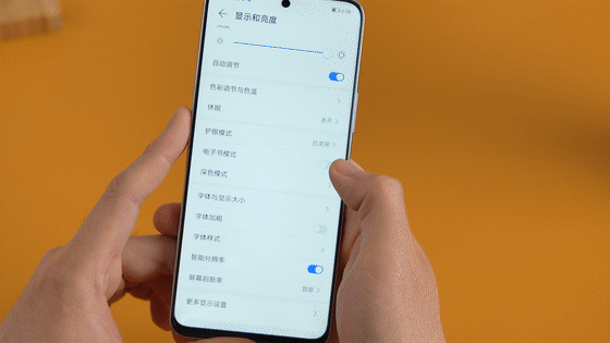 玩游戏手机屏幕出现彩色条纹_玩游戏手机屏幕出现条纹_条纹屏幕玩手机出现游戏广告