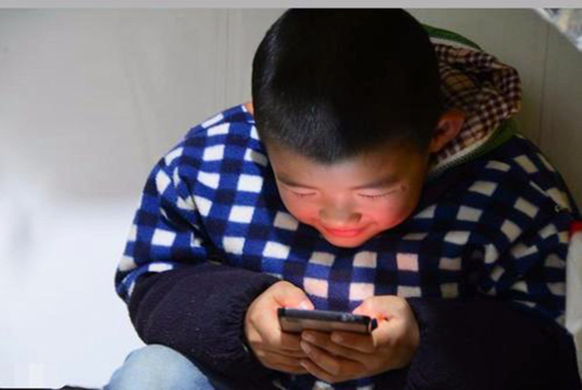 小孩爱玩手机游戏_小孩适当玩手机游戏的好处_小孩玩手机游戏坏处大吗