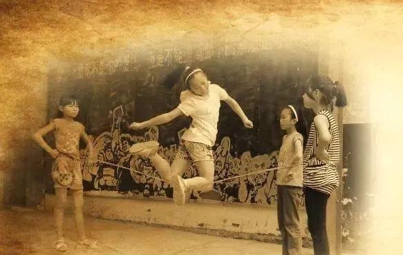 小时候手机游戏_以前在手机上的儿童游戏_以前小孩的游戏