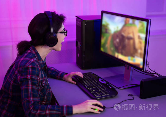 玩手机玩游戏的危害图片-玩手机游戏的危害竟然如此之大,你还敢沉迷吗?(图2) 玩手机玩游戏的危害图片_玩手机危险的图片_玩游戏危险图片