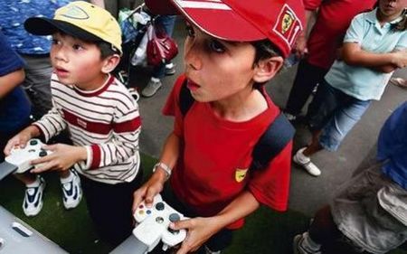 外国小孩玩耍_外国小孩打游戏吗_外国小孩手机玩游戏视频