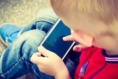 小孩子玩手机游戏的坏处_小孩玩手机游戏好吗_小孩玩手机游戏的利弊分析