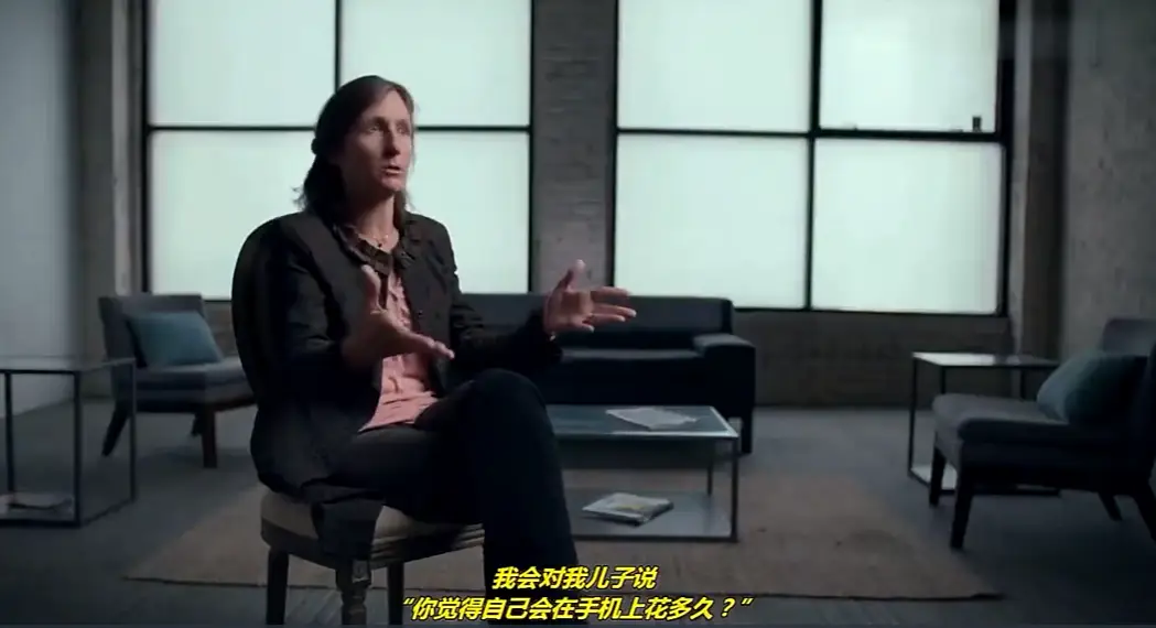 外国熊孩子玩手机游戏电影_熊孩子偷玩手机游戏_外国熊孩子真会玩