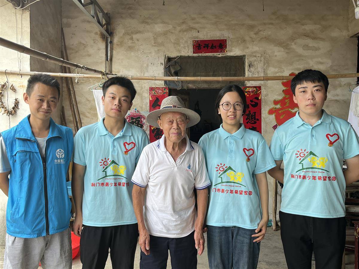 去老人家里_百岁老人跷家去_白岁老人跷家去