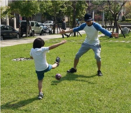 小孩躲着玩手机游戏_小孩主动放下手机游戏好吗_小孩子放下手机