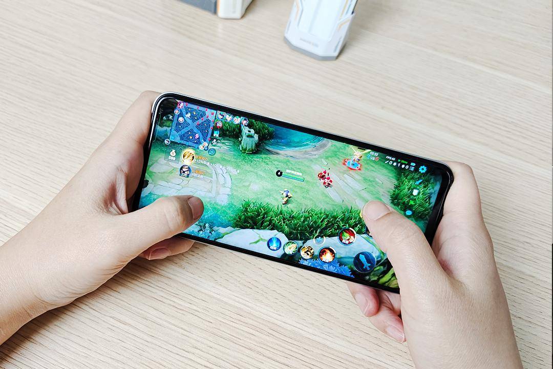 游戏 手机烫手-游戏迷必看!手机玩游戏烫手问题如何解决?(图4) 手机发热的游戏_手机发烫的游戏_游戏 手机烫手