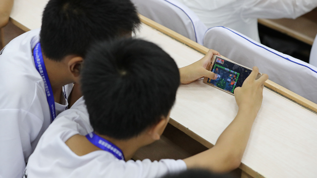 小学生玩手机游戏犯法吗_小学生怎样玩手机游戏视频_小学生手机游戏