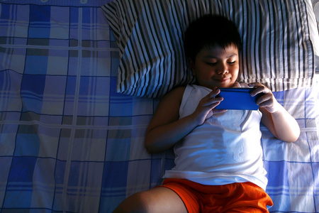 小孩不玩手机玩游戏怎么办_玩办小孩手机游戏违法吗_小孩子游戏手机