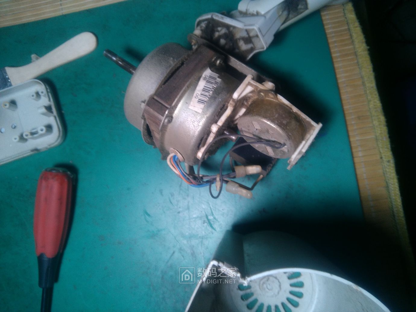 台式风扇不转了怎么修理_台式风扇维修视频教程_风扇修理台式转速慢