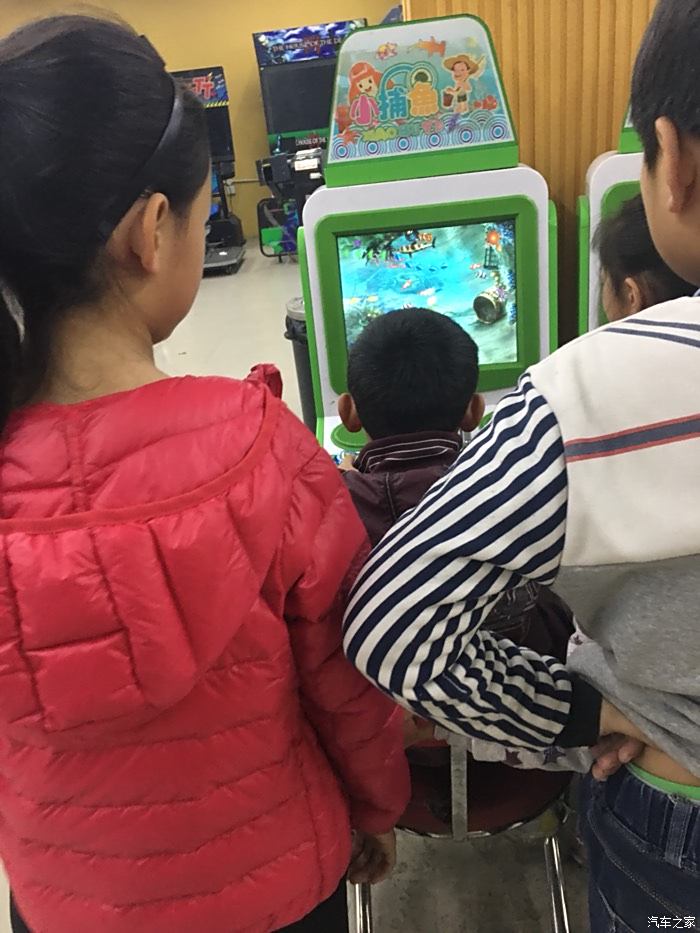 小孩用手机玩街头跑酷游戏_小男孩跑酷游戏_小孩玩跑酷游戏好吗