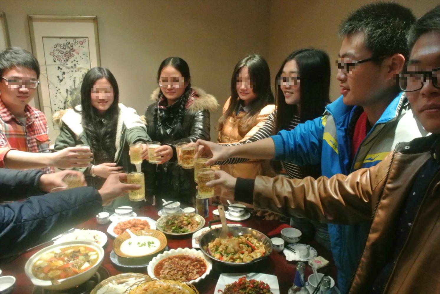 同学聚会玩手机_违法聚餐玩同学手机游戏违法吗_同学聚餐玩手机游戏违法吗