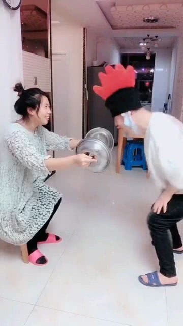 夹鸡头游戏,趣味与挑战并存的传统竞技游戏(图1) 夹鸡头游戏,趣味与挑战并存的传统竞技游戏(图1)