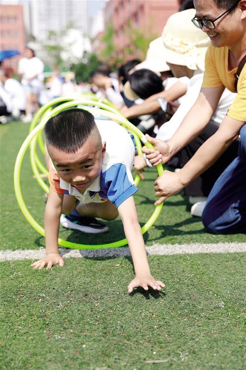 鼠钻洞游戏,小班幼儿“鼠钻洞”体育游戏体验(图2)