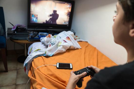 床上打游戏,揭秘现代年轻人的生活习惯与健康隐患”(图1)
