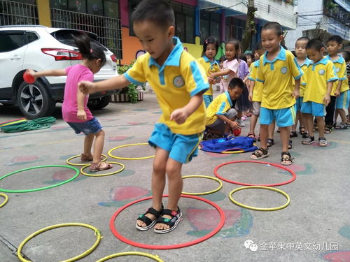 幼儿呼啦圈游戏,快乐成长(图2) 幼儿呼啦圈游戏,快乐成长(图2)