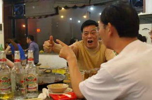 饭桌喝酒游戏,揭秘饭桌喝酒游戏的趣味与智慧(图2)