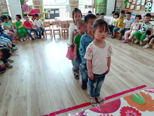排队小班游戏,培养幼儿秩序感与团队协作能力(图1)