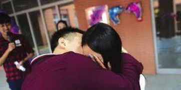 高校接吻游戏,揭秘校园接吻游戏的趣味与意义(图1) 高校接吻游戏,揭秘校园接吻游戏的趣味与意义(图1)
