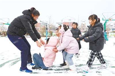 学生雪地游戏,学生们的冬季游戏盛宴(图1) 学生雪地游戏,学生们的冬季游戏盛宴(图1)