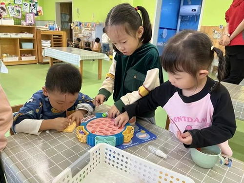 小班集团游戏,共筑童年乐园(图1) 小班集团游戏,共筑童年乐园(图1)