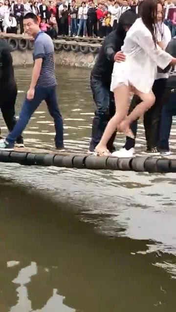 集体玩水游戏,夏日欢乐集体水战狂欢记(图1) 集体玩水游戏,夏日欢乐集体水战狂欢记(图1)