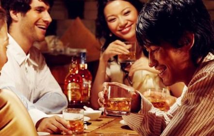 三个人喝酒玩的游戏,趣味无穷的互动时光(图1) 三个人喝酒玩的游戏,趣味无穷的互动时光(图1)