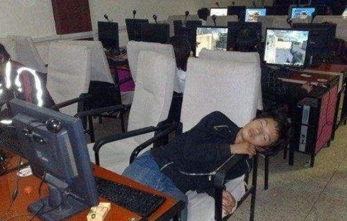 打游戏昏倒,警惕虚拟世界中的健康危机(图3) 打游戏昏倒,警惕虚拟世界中的健康危机(图3)