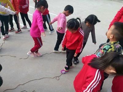 大班体育游戏投掷游戏,锻炼身心(图2)