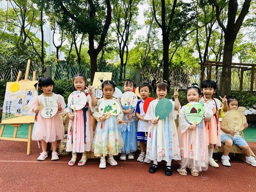 小班汉服游戏,小班汉服游戏中的传统文化体验之旅(图1) 小班汉服游戏,小班汉服游戏中的传统文化体验之旅(图1)