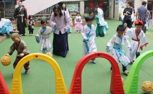 小班汉服游戏,小班汉服游戏中的传统文化体验之旅(图2) 小班汉服游戏,小班汉服游戏中的传统文化体验之旅(图2)