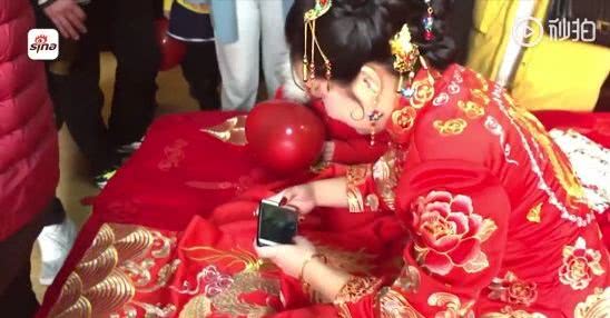 新娘游戏拉绳子,一场别开生面的趣味互动(图2) 新娘游戏拉绳子,一场别开生面的趣味互动(图2)