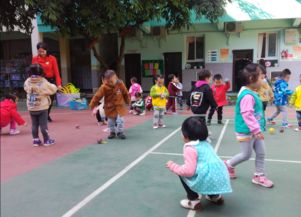 幼儿园晨练游戏,幼儿园晨练游戏欢乐时光(图1)