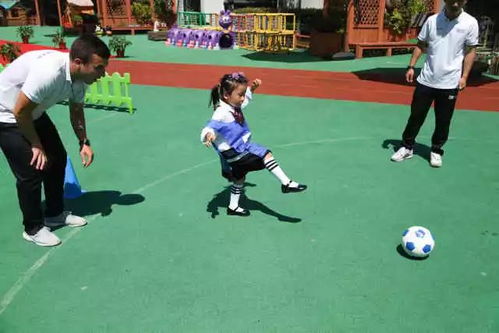 幼儿园亲子足球游戏,幼儿园特色亲子足球游戏体验(图3) 幼儿园亲子足球游戏,幼儿园特色亲子足球游戏体验(图3)