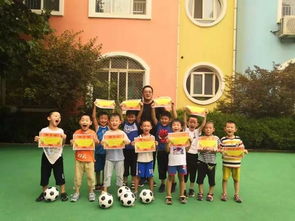 幼儿趣味足球游戏100例,100个幼儿欢乐足球游戏精选(图1)