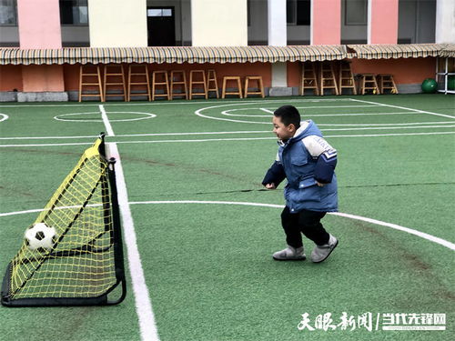 简单的幼儿足球游戏,健康成长(图1) 简单的幼儿足球游戏,健康成长(图1)