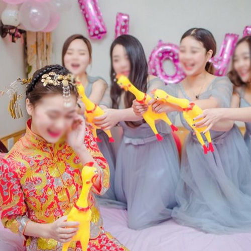 新婚拦门游戏,一场别开生面的传统游戏盛宴(图2) 新婚拦门游戏,一场别开生面的传统游戏盛宴(图2)