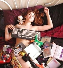 美女玩游戏输掉衣服,衣橱瞬间空空如也(图1) 美女玩游戏输掉衣服,衣橱瞬间空空如也(图1)