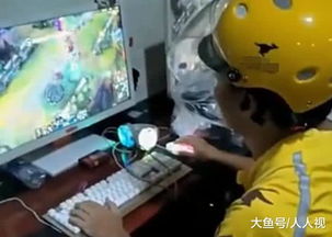 外卖小哥帮忙打游戏,意外成为网友热议焦点(图3) 外卖小哥帮忙打游戏,意外成为网友热议焦点(图3)