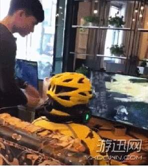 外卖小哥帮忙打游戏,意外成为网友热议焦点(图2) 外卖小哥帮忙打游戏,意外成为网友热议焦点(图2)