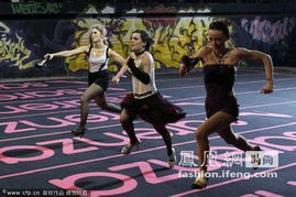 掀起女生的裙子游戏,揭秘掀起女生裙子游戏的魅力与争议(图2) 掀起女生的裙子游戏,揭秘掀起女生裙子游戏的魅力与争议(图2)